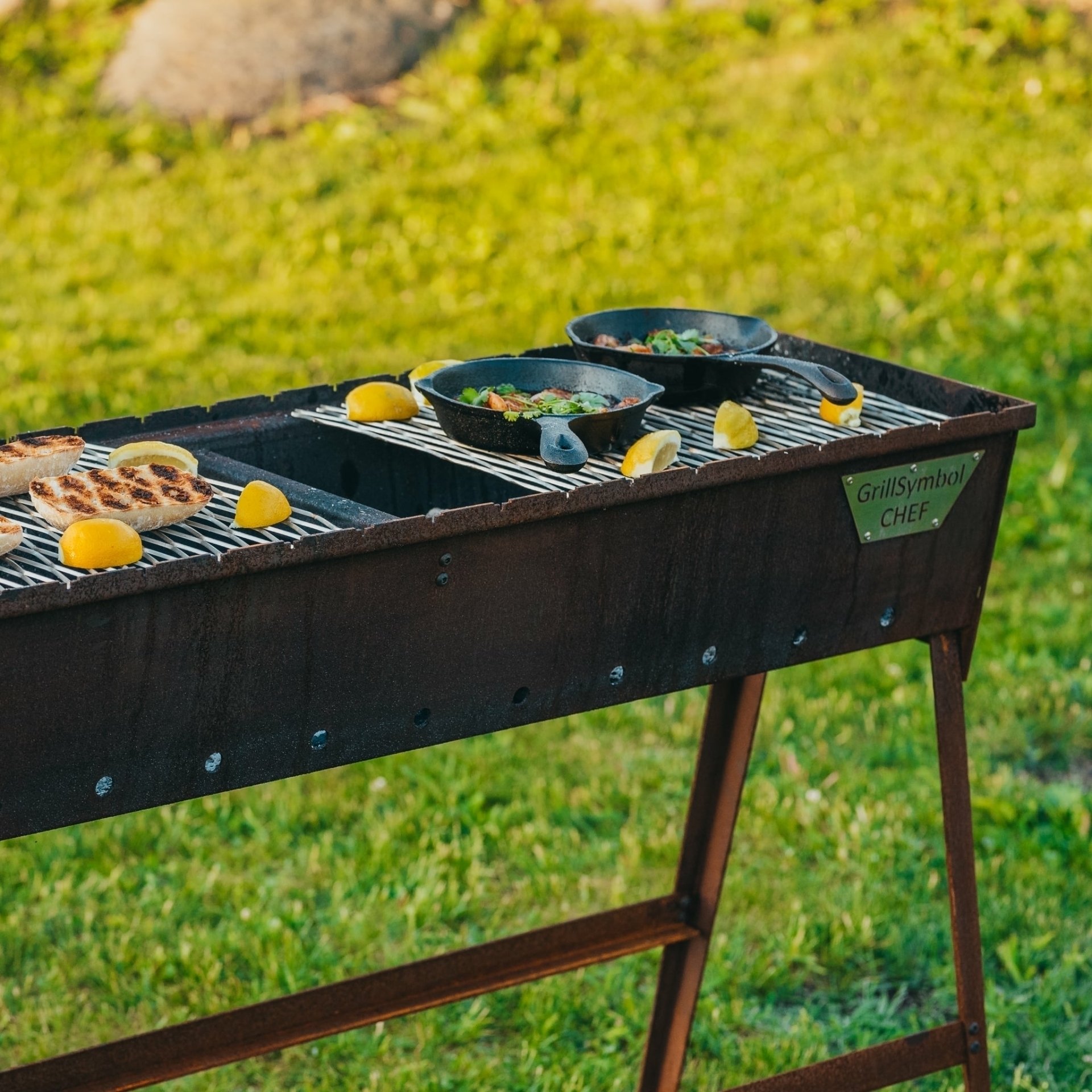 Gewinnen Sie einen GrillSymbol Holzkohlegrill Naked Chef XL Gartenträume